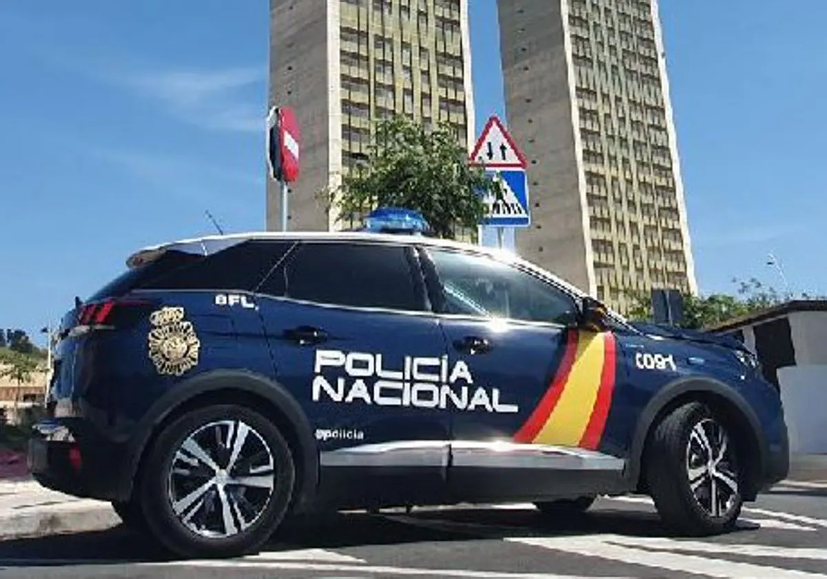 Un coche patrulla de la Policía Nacional en una calle de Benidorm.