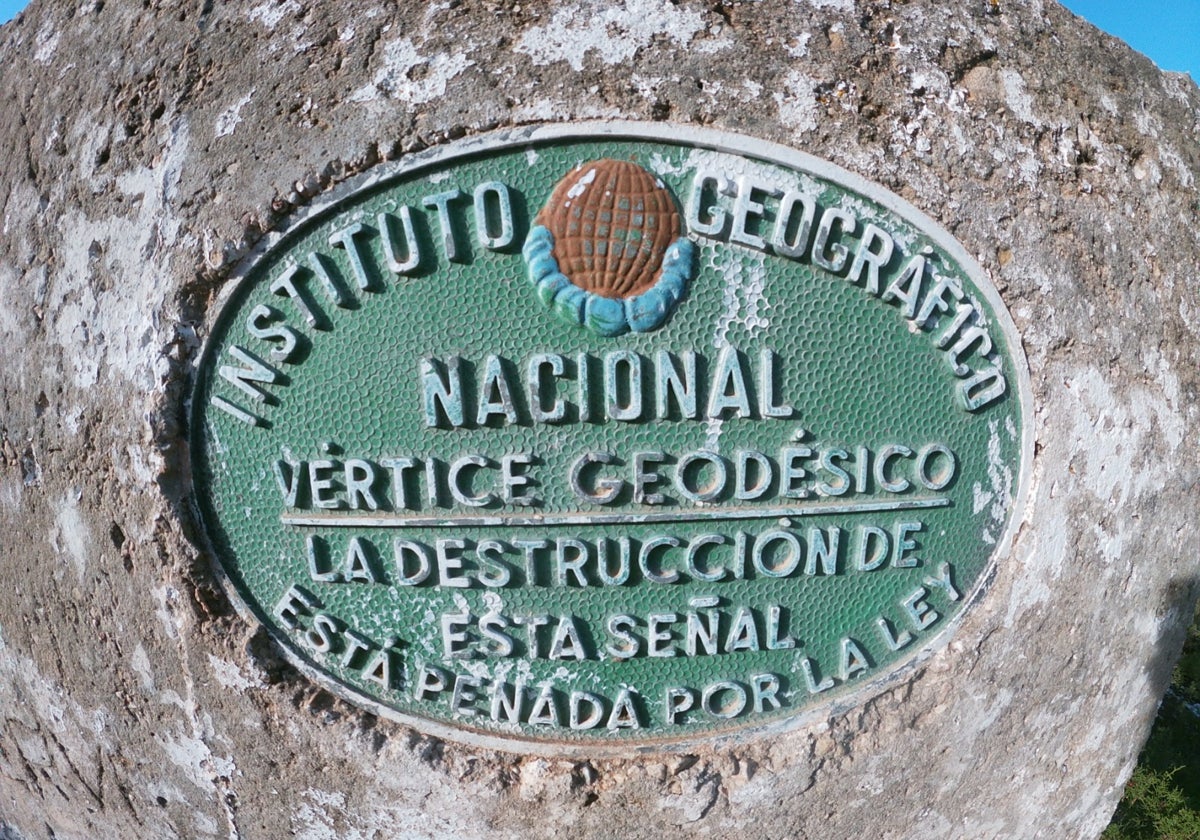 Señal de un vértice geodésico situado entre Ibi y Alcoy.