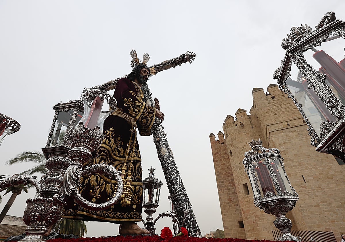 Nuestro Señor de los Reyes pasa delante de la Torre de la Calahorra