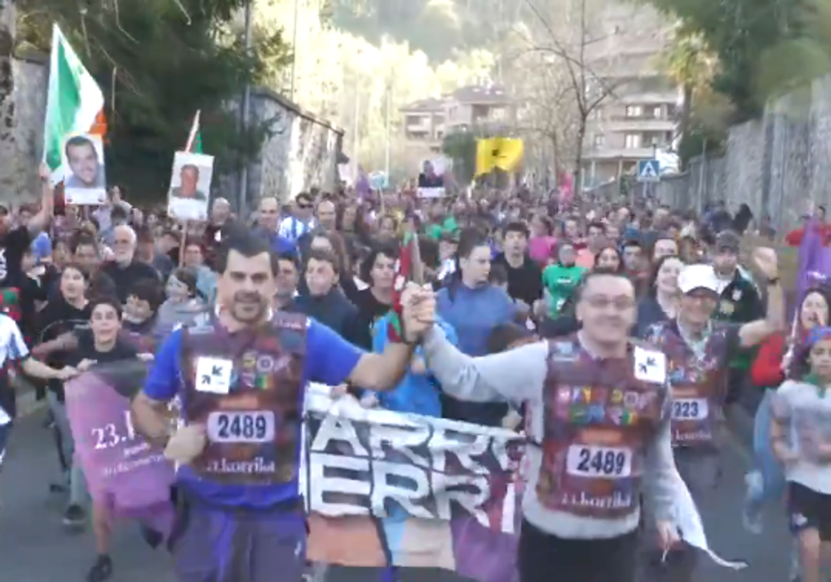 Los etarras Arruarte y Loran, este fin de semana por las calles de Hernani junto otros vecinos y niños liderando la Korrika