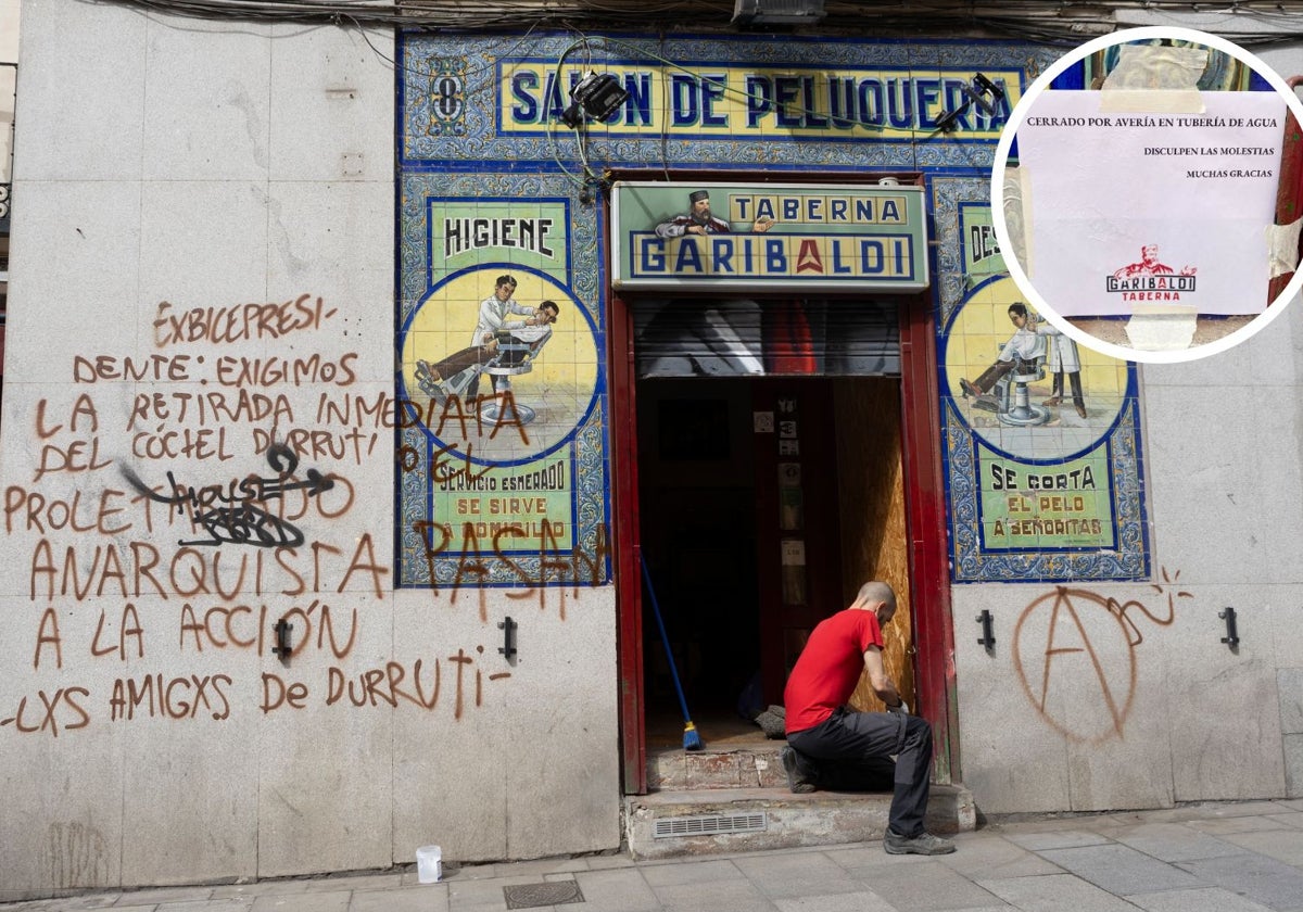 Pintadas anarquistas en la fachada del bar, el lunes 18; en el círculo, un cartel de aviso por la tubería rota colocado el domingo