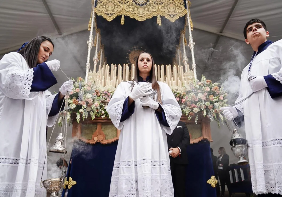 Momentos de tensión por la lluvia antes de la salida de la Estrella, el Domingo de Ramos, en Almería.