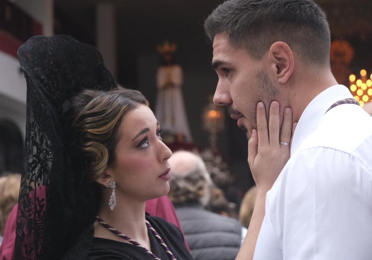 Una pareja se consuela ante la mirada del Cautivo