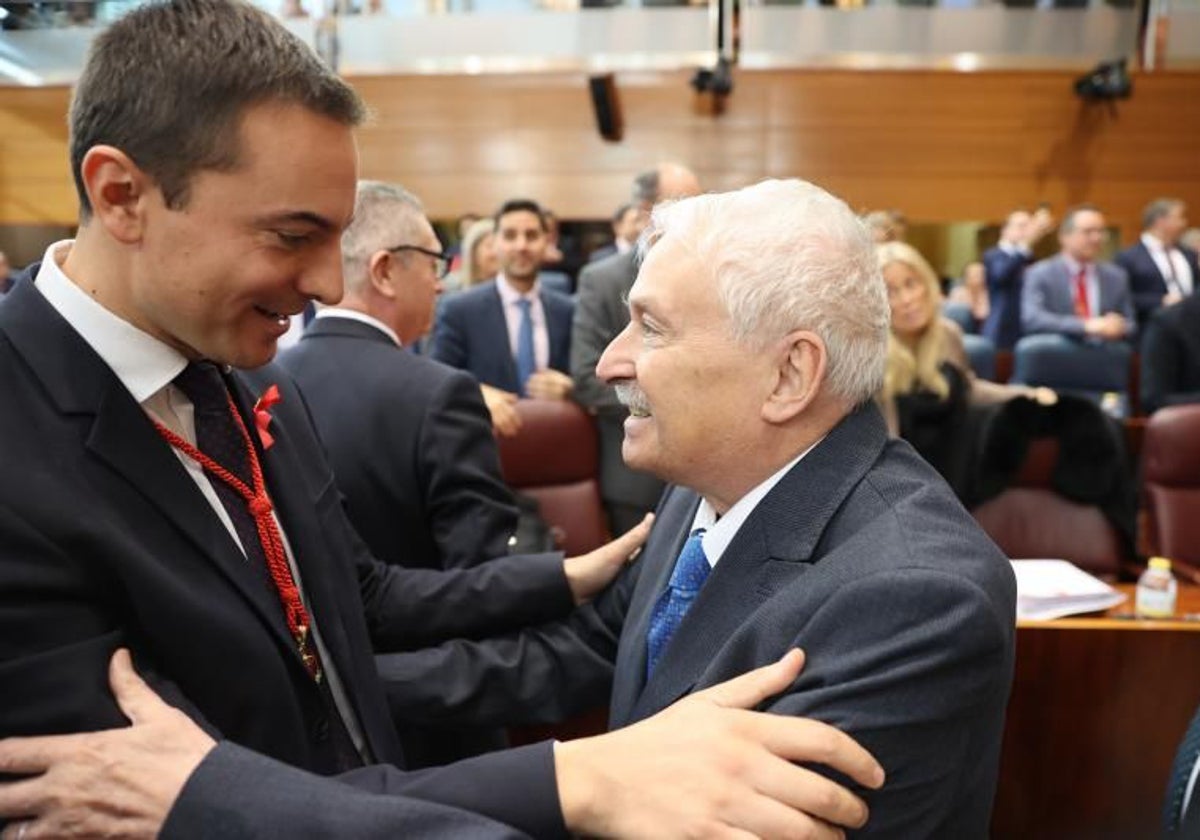 Juan Lobato y Joaquín Leguina, en la Asamblea de Madrid