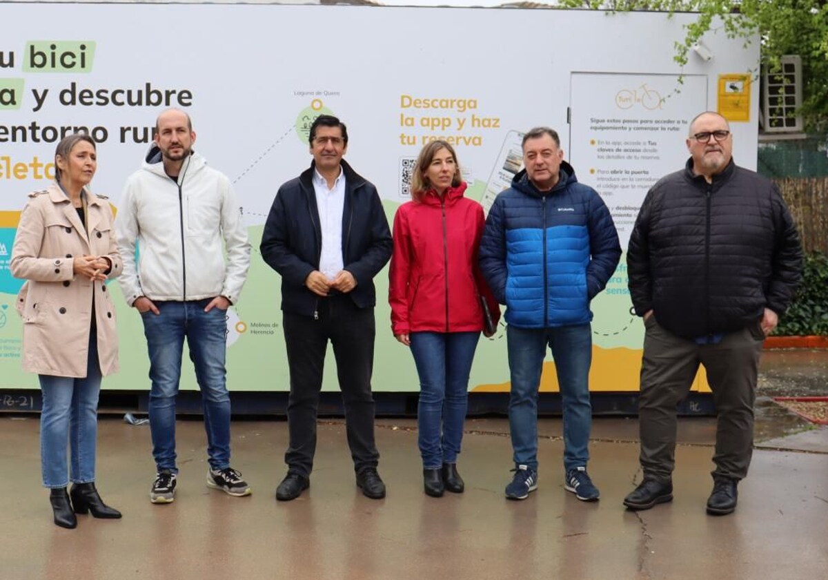 Caballero durante su visita a la localidad de Villafranca de los Caballeros