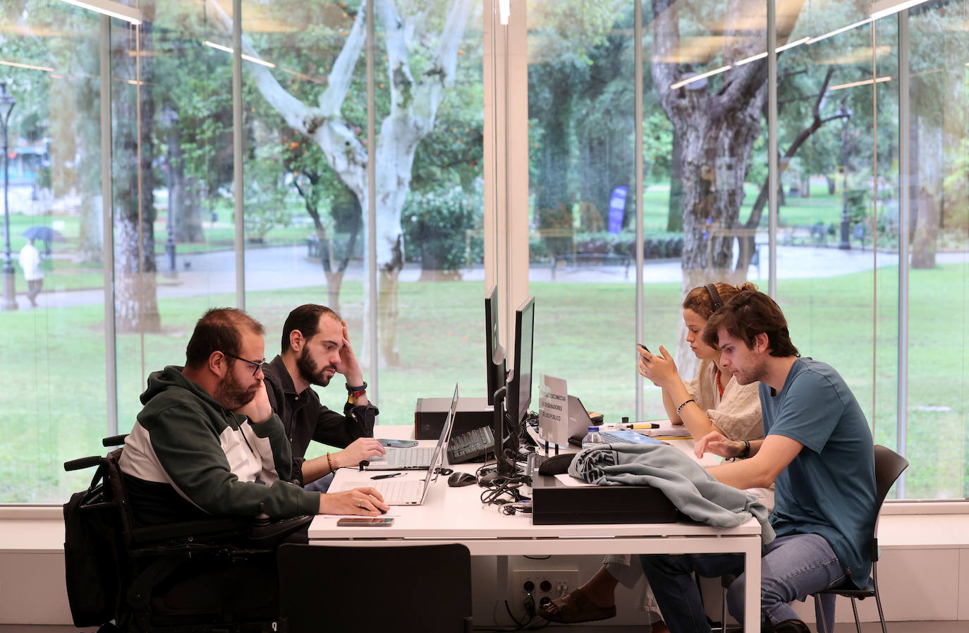 Fotos: Un paseo por la Biblioteca Grupo Cántico de Córdoba