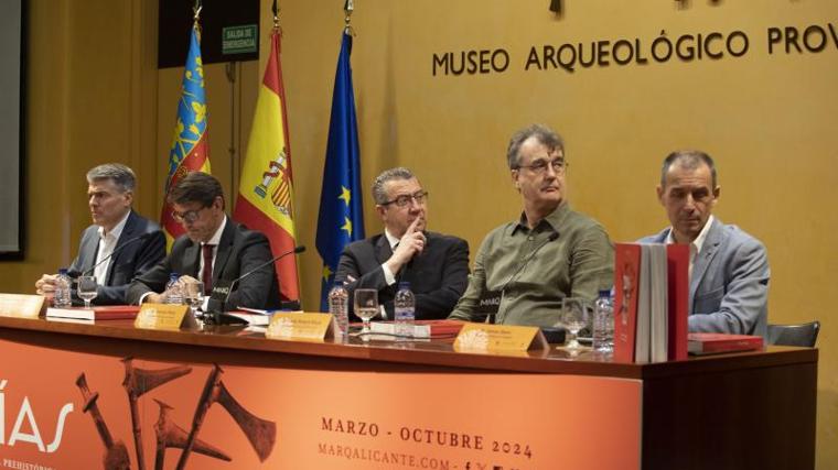 El presidente de la Diputación de Alicante, Toni Pérez, inaugura la nueva exposición internacional del MARQ, 'Dinastías. Los primeros reinos de la Europa Prehistórica'