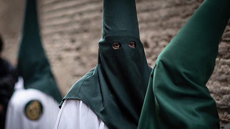 Penitentes de la Esperanza, poco antes de conocer la anulación de la salida procesional