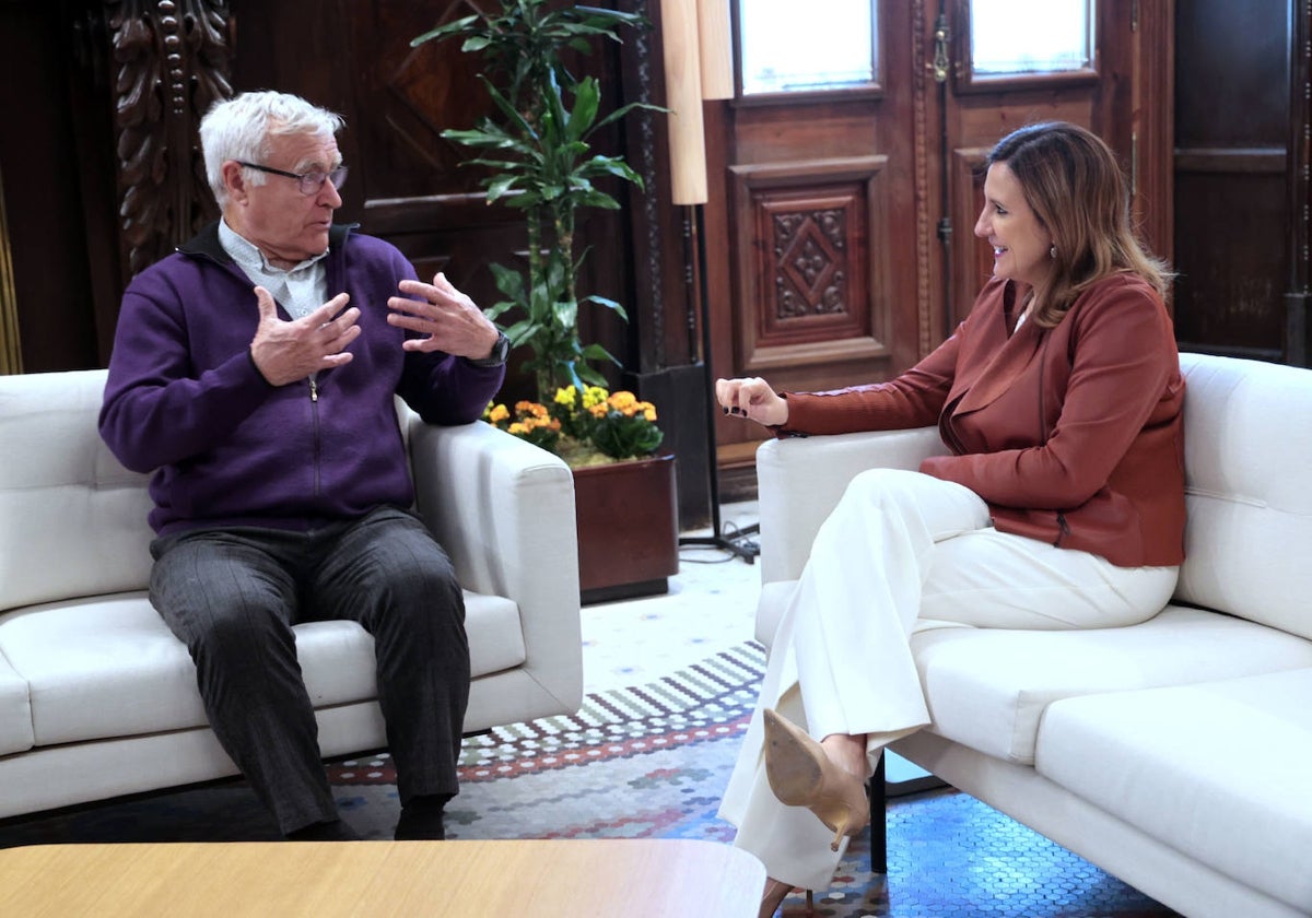 Imagen de la reunión celebrada este martes entre el exalcalde de Valencia Joan Ribó y la alcaldesa María José Catalá