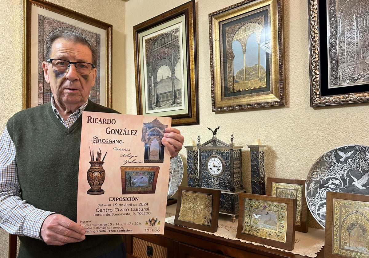 Ricardo González, este martes con el cartel de su exposición en su casa, rodeado de algunos de sus trabajos