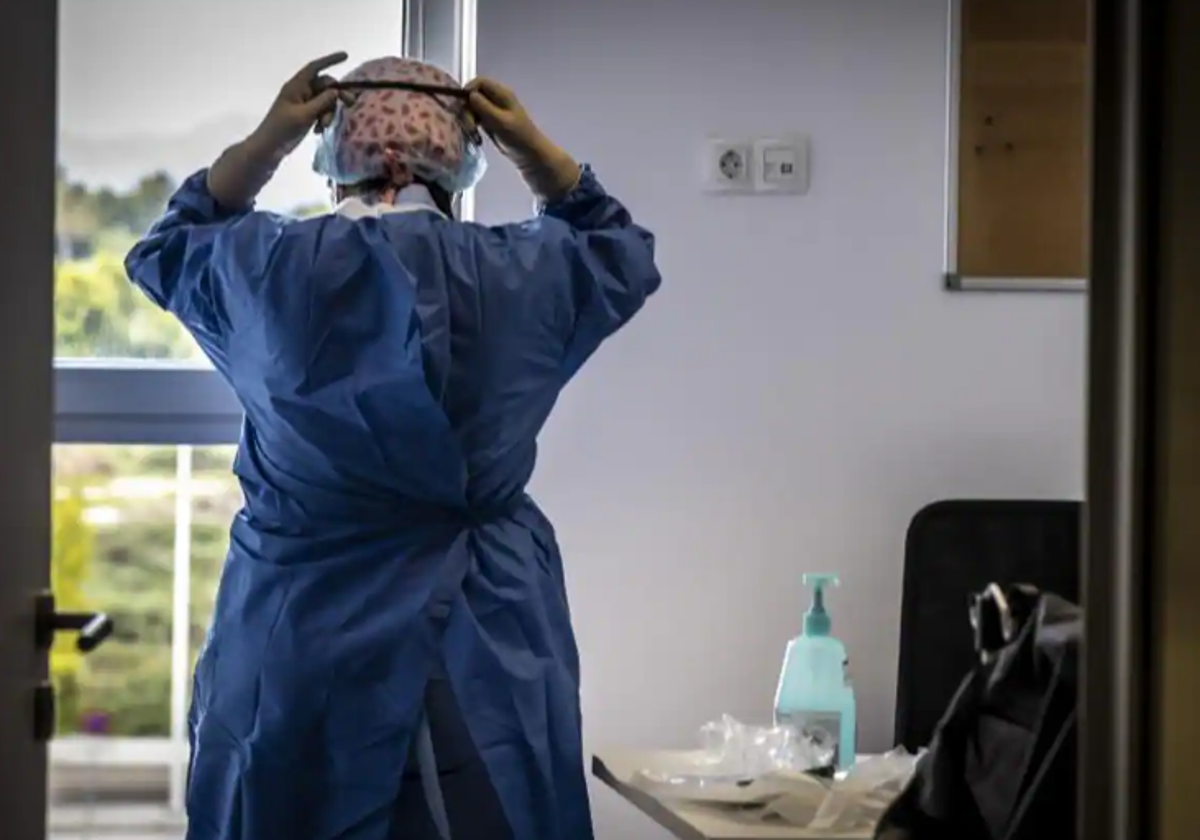 Imagen de archivo de una sanitaria en un hospital de la Comunidad Valenciana