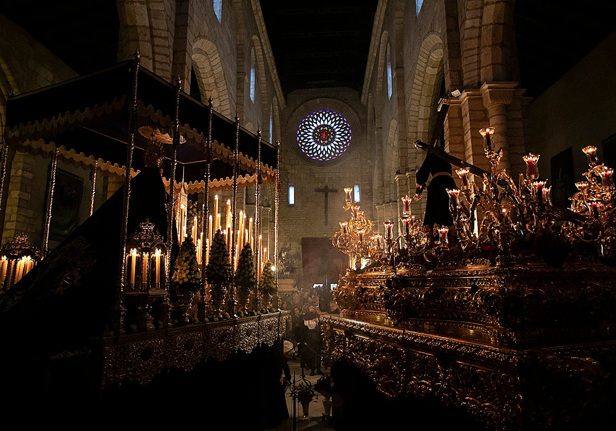 Los dos titulares de la hermandad del Calvario en el interior de la iglesia de San Lorenzo