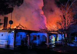 Cuatro dotaciones de bomberos luchan durante horas para controlar un incendio en un chalé de Aranjuez