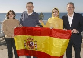 Blanca Paloma (2d) posa junto al alcalde de Benidorm, Toni Pérez (d); la consejera de TVE, Concepción Cascajosa (i); y el presidente de la Generalitat Valenciana, Ximo Puig (2i), durante el Benidorm Fest