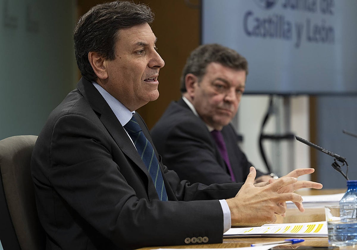 Los consejeros Carlos Fernández Carriedo y Luis Miguel González Gago, en la rueda de prensa posterior al Consejo de Gobierno