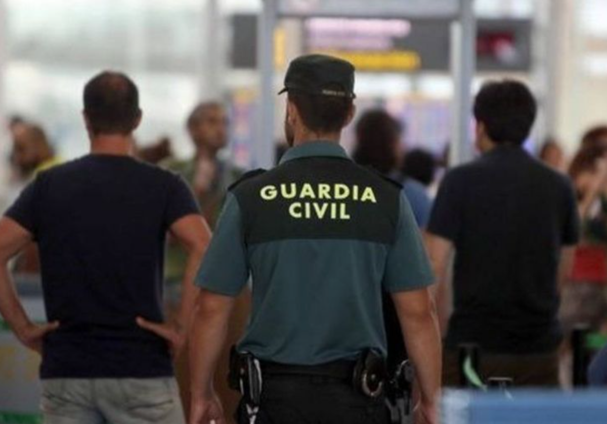 Agente de la Guardia Civil presta servicio en un aeropuerto español en foto de archivo