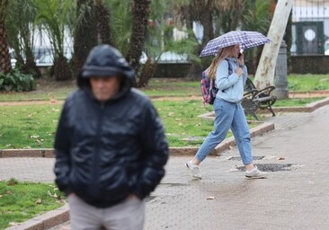 Dos personas en un día lluvioso en Córdoba