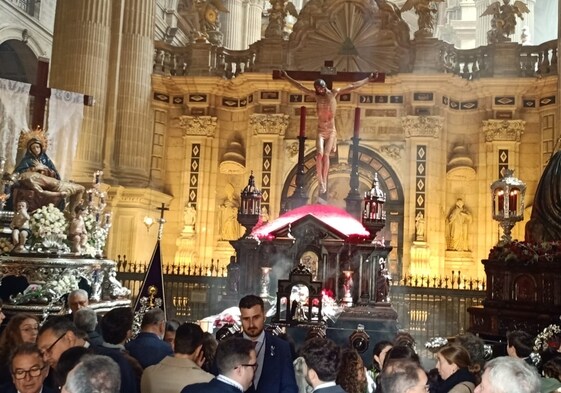 Devotos visitando las imágenes de la Buena Muerte el Miércoles Santo en la Catedral de Jaén