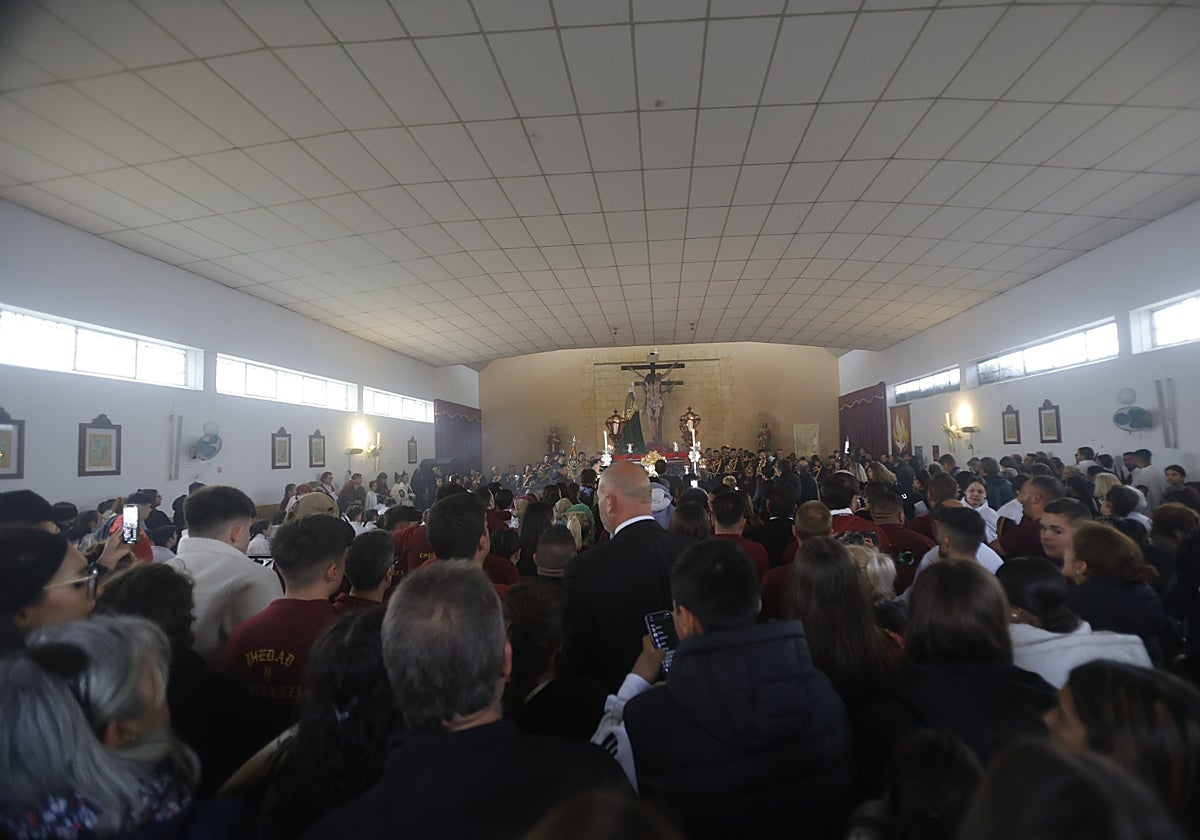 Hermanos y fieles del Cristo de la Piedad en la iglesia ante su titular
