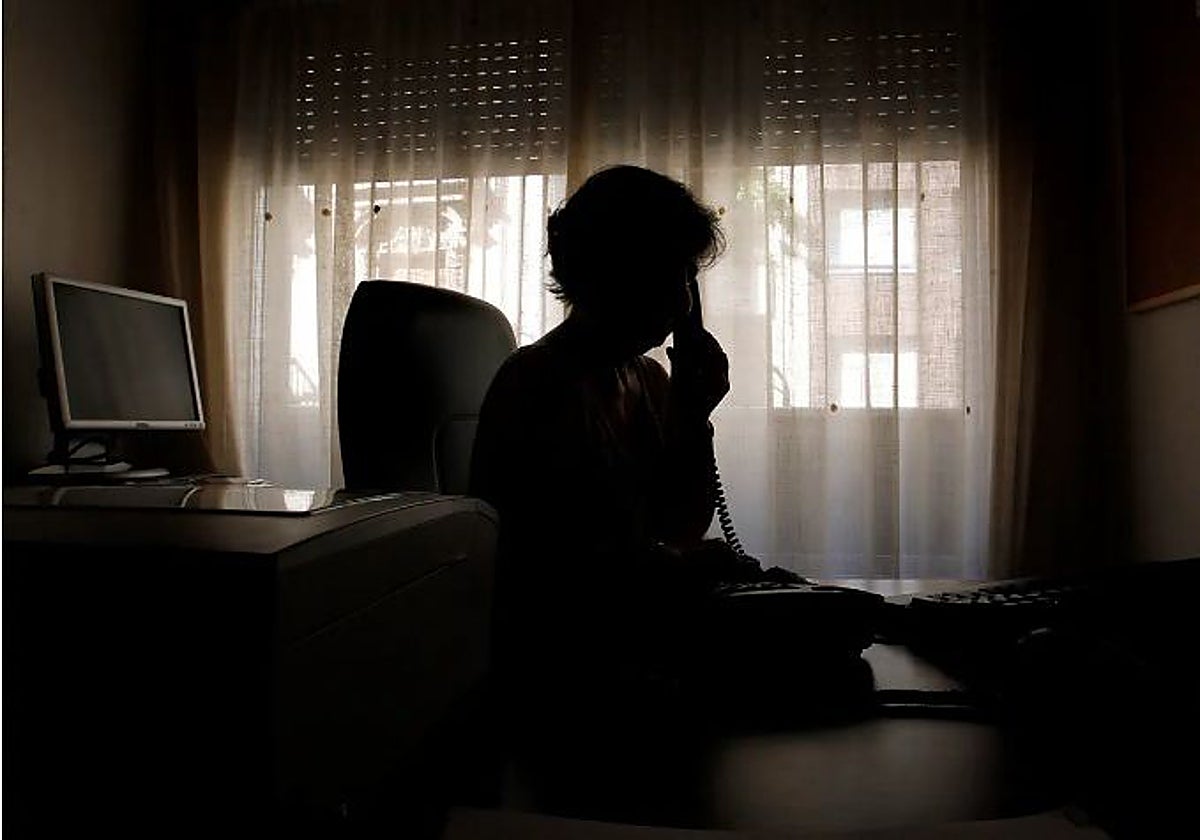 Las llamadas al Teléfono de la Esperanza de personas solas o con problemas no dejan de crecer