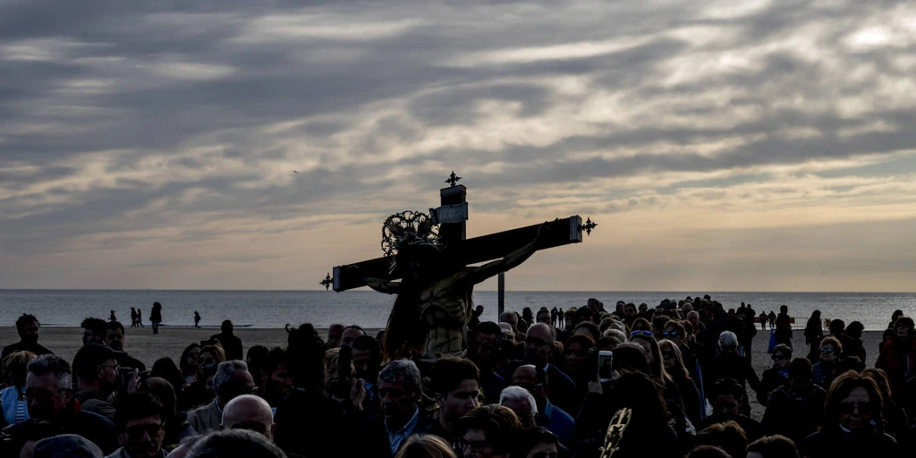 Viernes Santo de la Semana Santa Marinera de Valencia: traslado del Cristo a la playa del Cabanyal y procesión del Santo Entierro