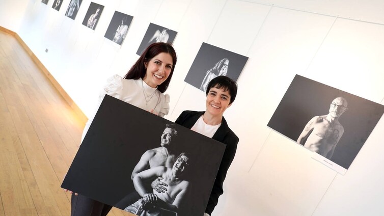 El cáncer de mama, al desnudo en la exposición fotográfica 'Naççer' organizada por Apacama en Toledo