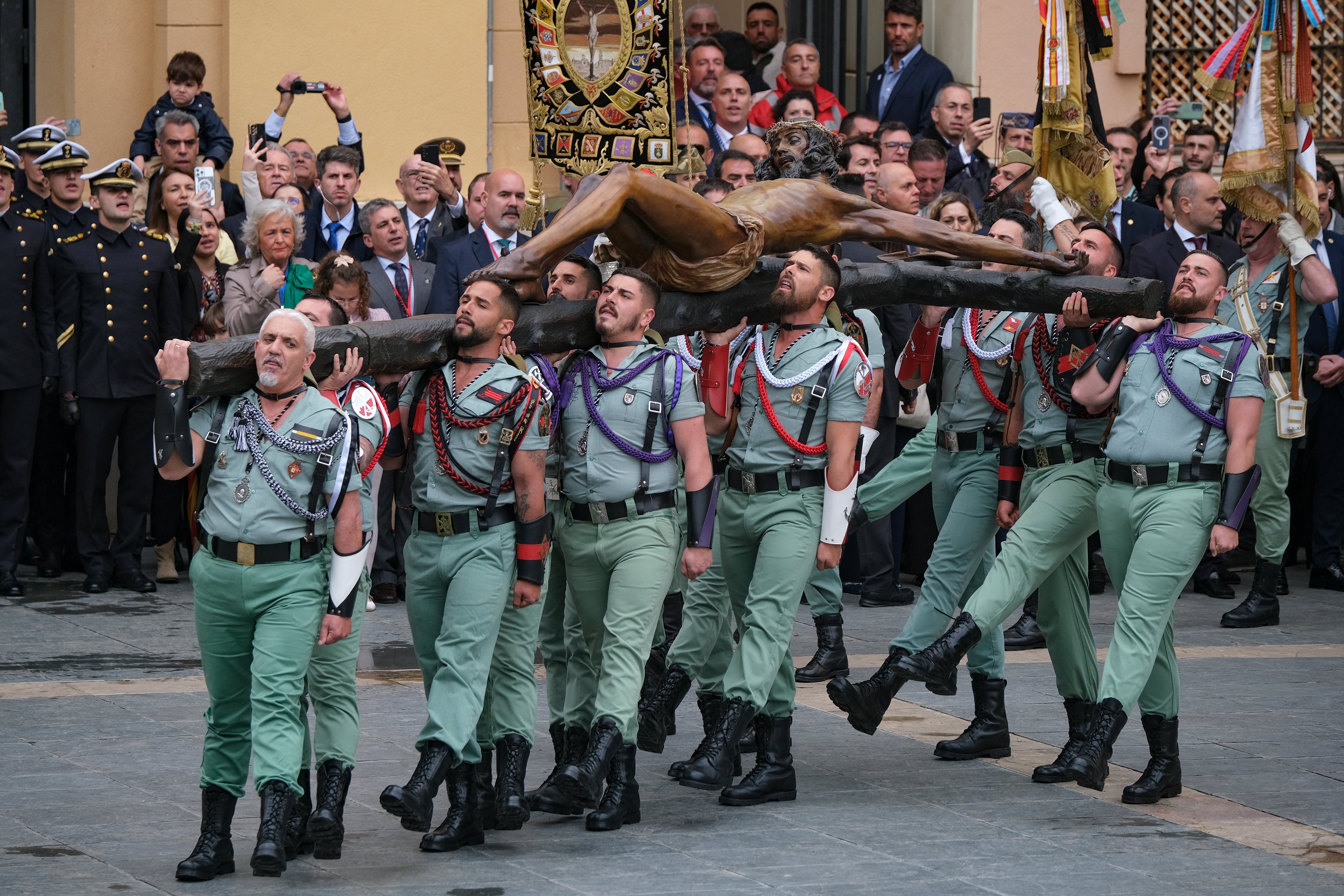 Varios legionarios trasladando al Cristo