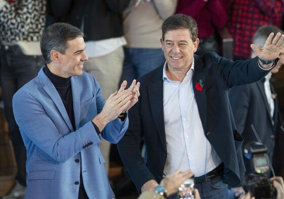 José Ramón Gómez Besteiro junto a Pedro Sánchez en la campaña de las gallegas