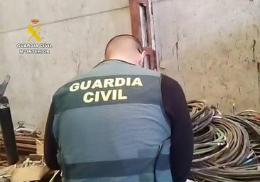 Imagen de un agente de Guardia Civil con parte del cableado robado