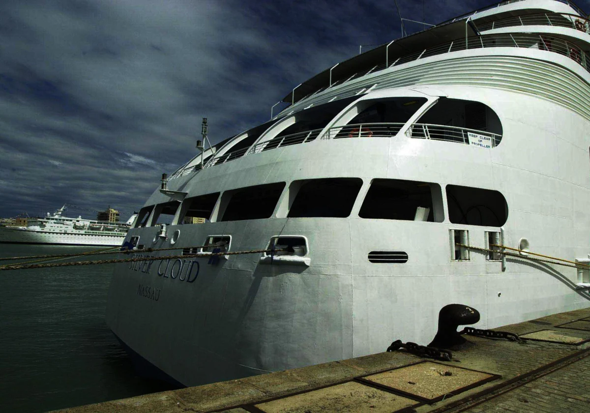 Dos cruceros de lujo atracados en el Puerto de Cádiz