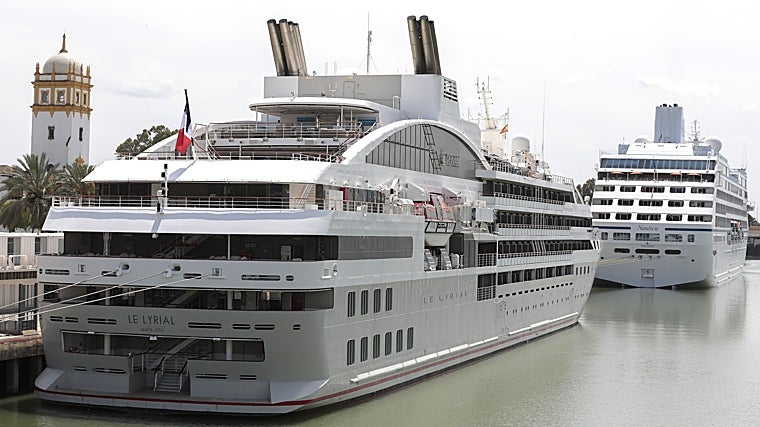 Atraque de cruceros durante la Feria de abril en el Puerto de Sevilla