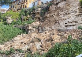 Las lluvias provocan el derrumbe de una parte de un cerro en Dosbarrios