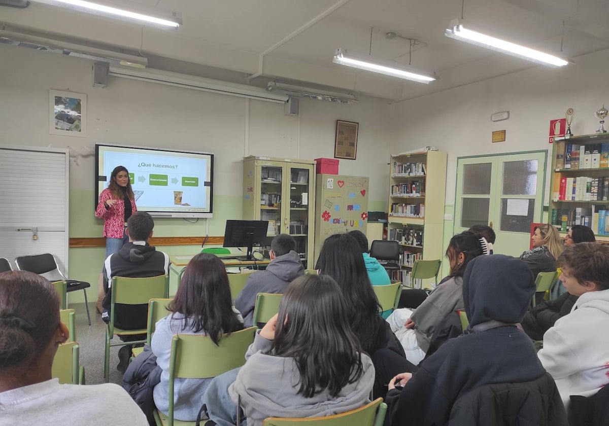 María José Tapia, CEO de Naturpellet, durante la charla a los alumnos de 4º de ESO en el IES Ezequiel González de Segovia