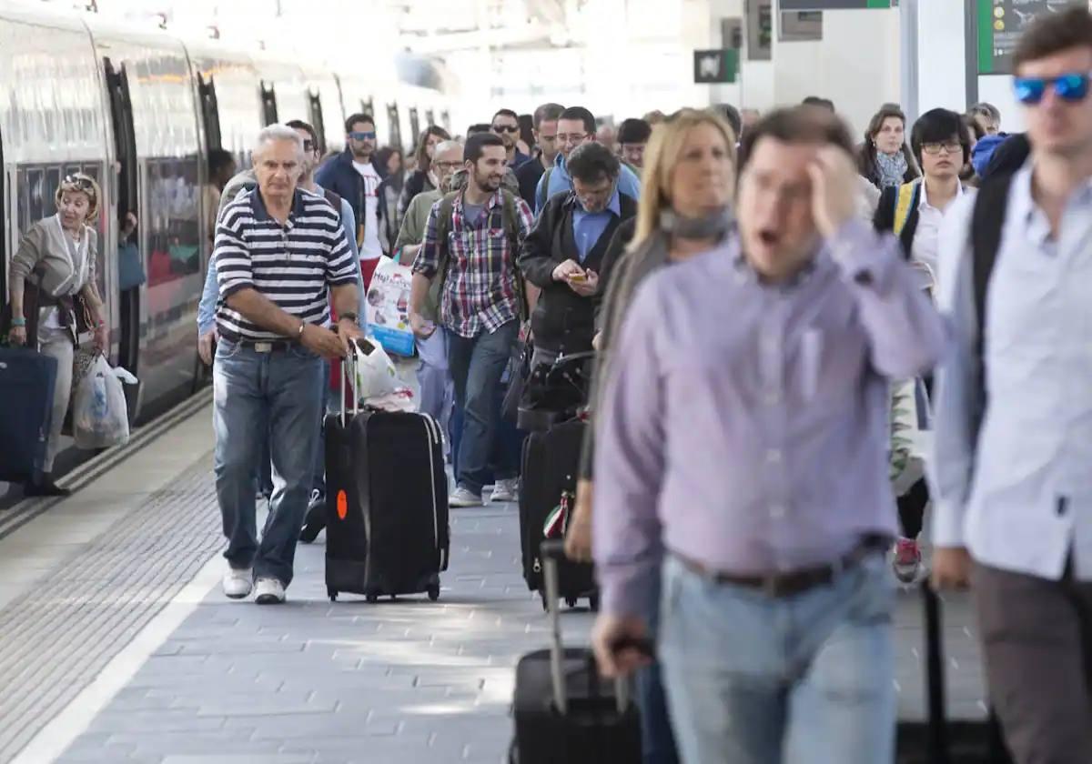 Imagen de archivo de pasajeros bajando del AVE en la estación Joaquín Sorolla de Valencia