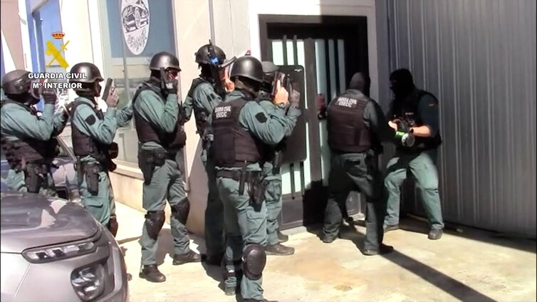 La Guardia Civil desmantela un grupo criminal en Puente Genil dedicado al tráfico de armas y al narcotráfico