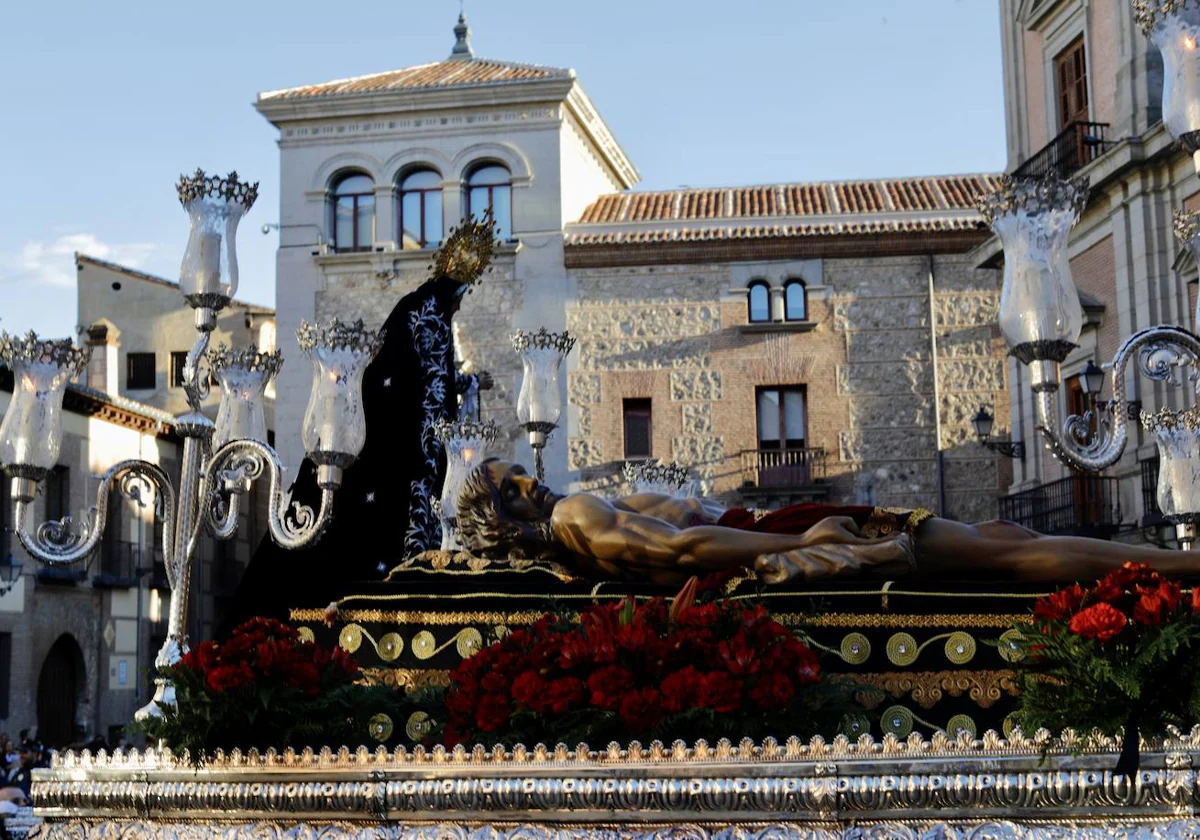 Encuentro entre las procesiones del Sábado Santo, el año pasado, en la plaza de la Villa