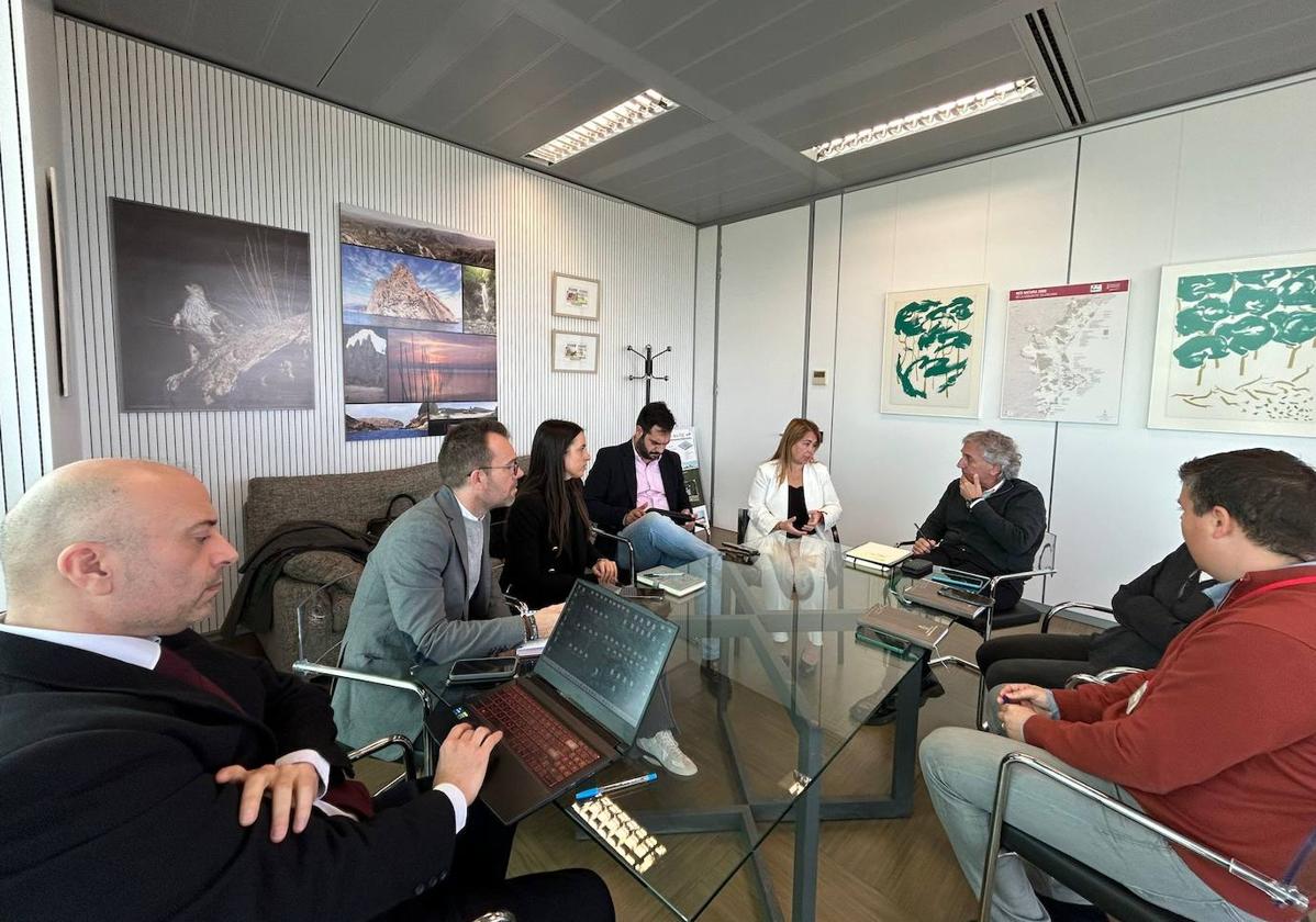 Imagen de la reunión entre Lorena Martínez, Rocío Cortes y Raúl Mérida