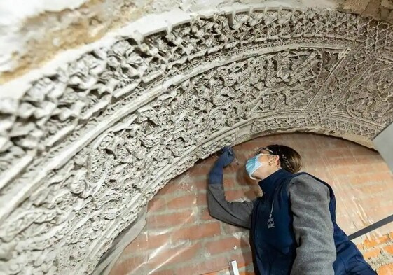 Recuperación de la yesería de un arco del Salón Rico en la ciudad de Toledo