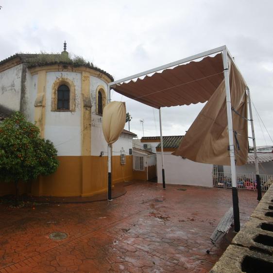 El viento deja a la intemperie y daña el paso de la Conversión de Córdoba