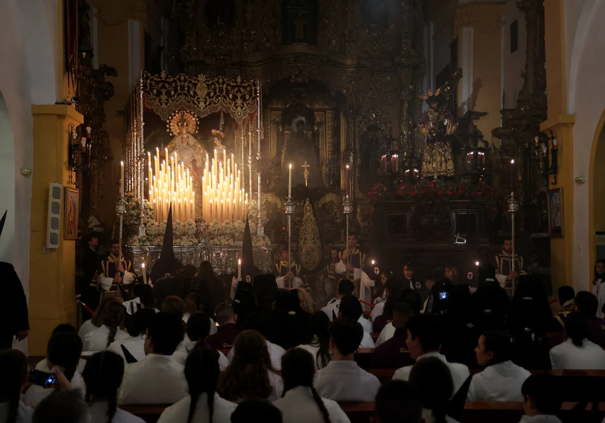 Hermanos de la cofradía de Pasión, ante los pasos de sus titulares, el Miércoles Santo en San Basilio