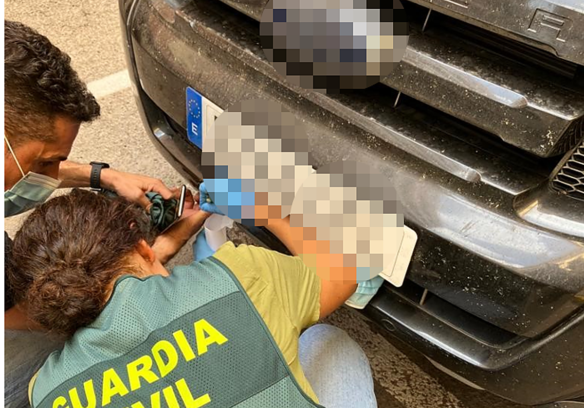 Imagen del coche que presuntamente atropelló a una mujer en Aldaia (Valencia)