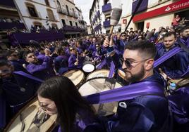 El estruendo de tambores y bombos resuena en la 'Rompida de la Hora' en una mañana soleada en Calanda (Teruel)