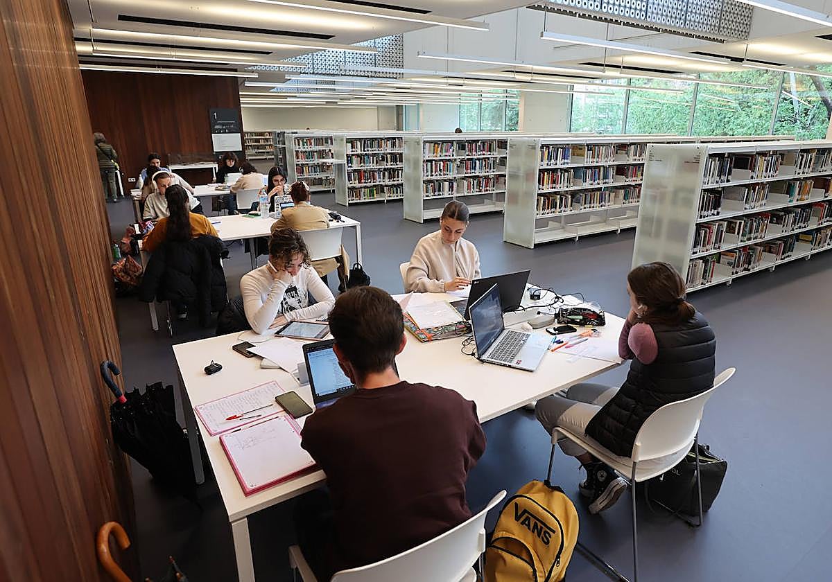 Fotos: Un paseo por la Biblioteca Grupo Cántico de Córdoba