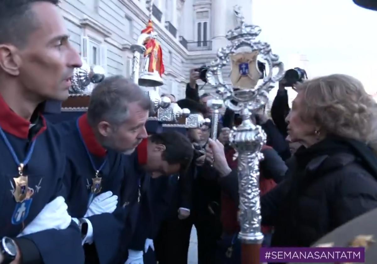 La Reina Sofía realiza la 'levantá' del Cristo de los Alabarderos