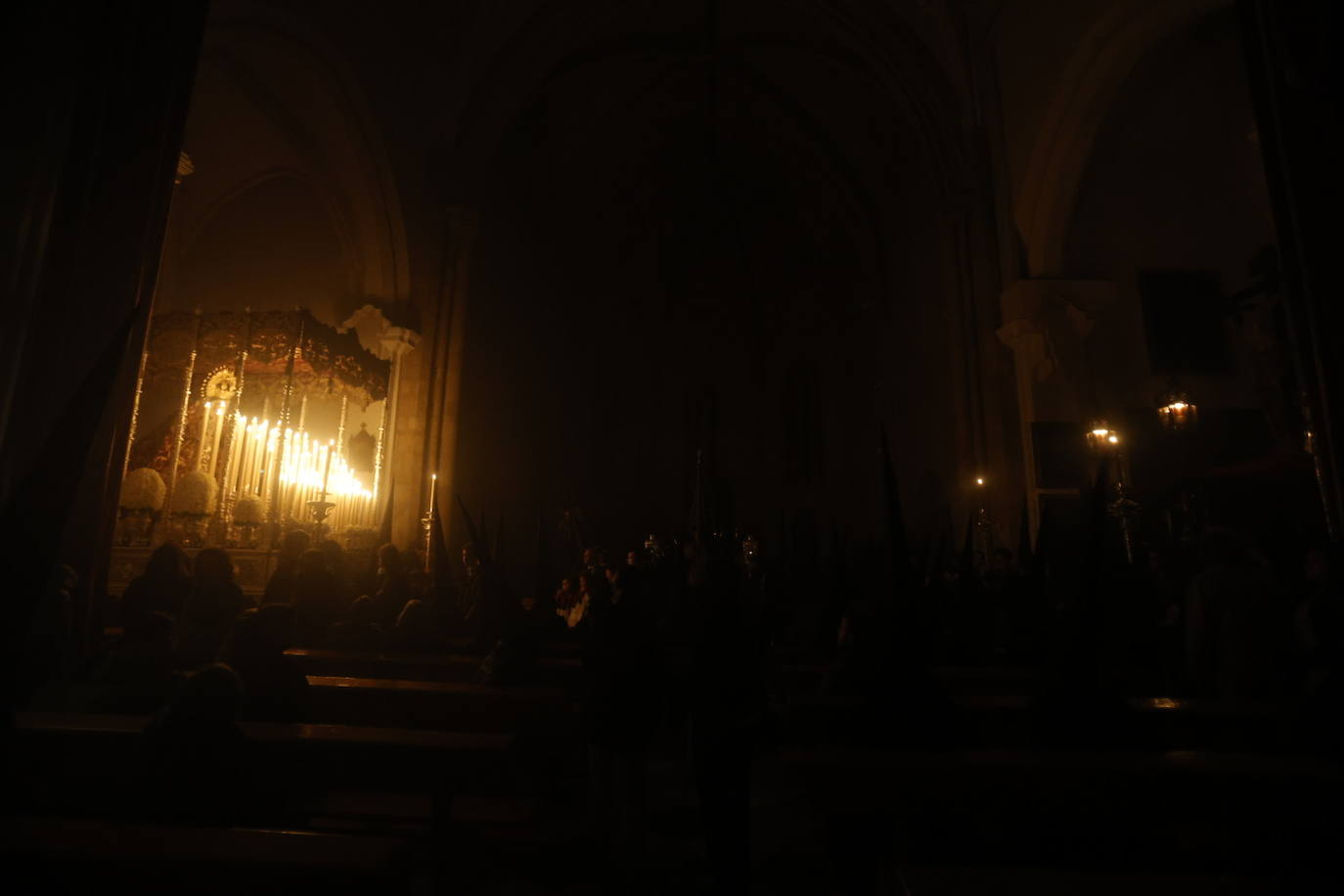 Las imágenes de la Buena Muerte en la Madrugada de la Semana Santa de Córdoba 2024