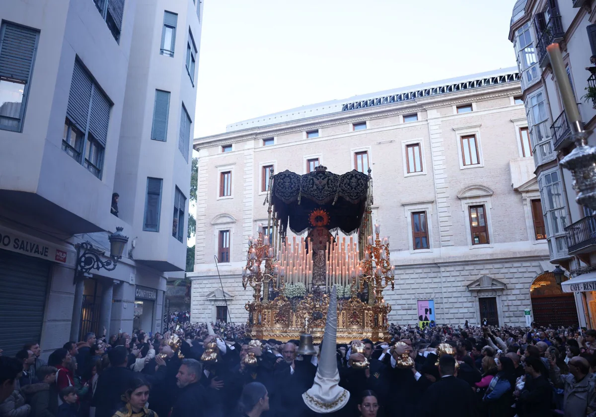 Trono de la Virgen de la Caridad de la cofradía del Amor, que ha decidido darse la vuelta antes de entrar al recorrido oficial