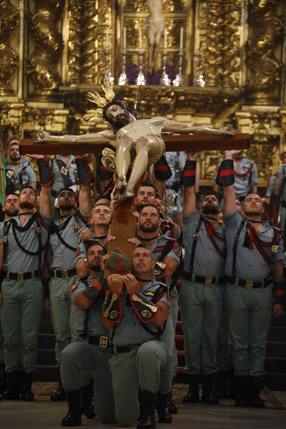 Las imágenes del vía crucis del Señor de la Caridad de Córdoba el Viernes Santo de 2024