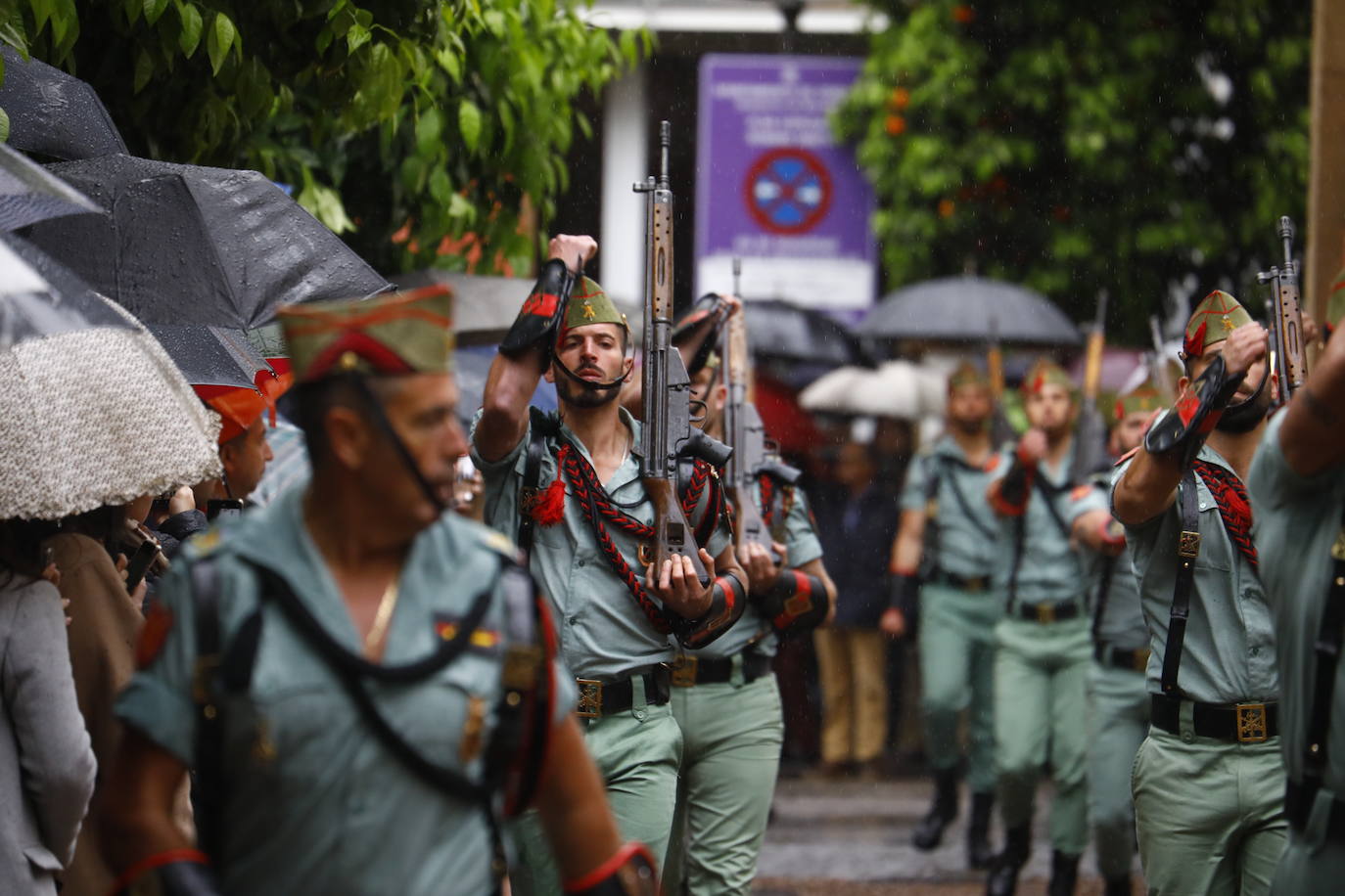 Las imágenes del vía crucis del Señor de la Caridad de Córdoba el Viernes Santo de 2024