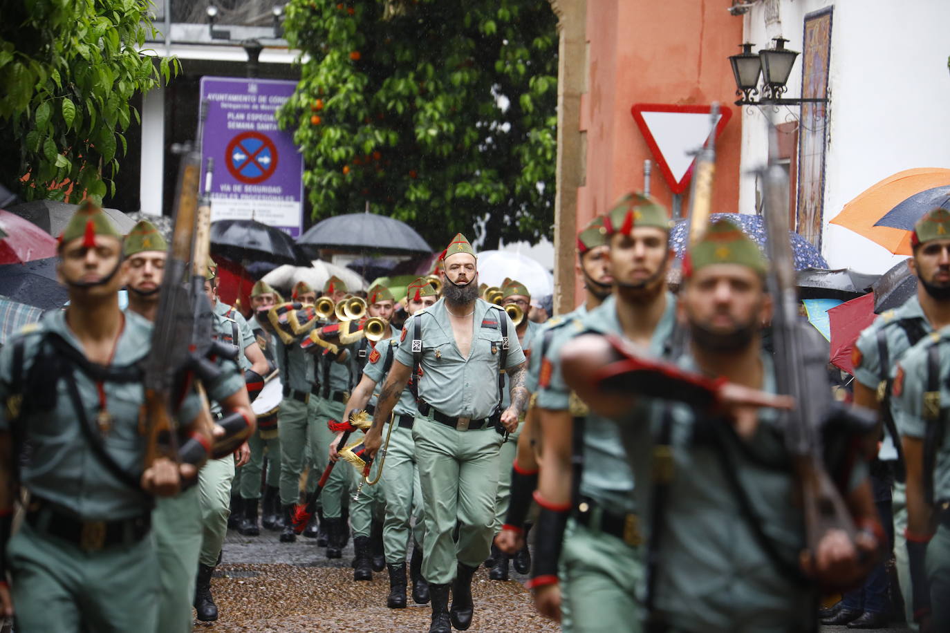 Las imágenes del vía crucis del Señor de la Caridad de Córdoba el Viernes Santo de 2024