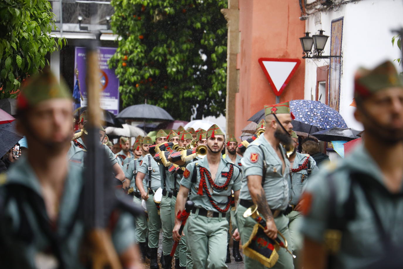 Las imágenes del vía crucis del Señor de la Caridad de Córdoba el Viernes Santo de 2024